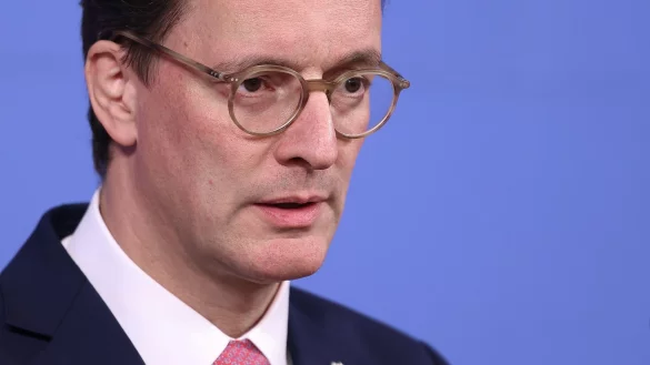 Künstliche Intelligenz soll helfen, mit verbesserten Diagnosen und personalisierten Therapien die Überlebenschancen von Krebspatienten zu steigern. (Archivbild) - © David Young/dpa