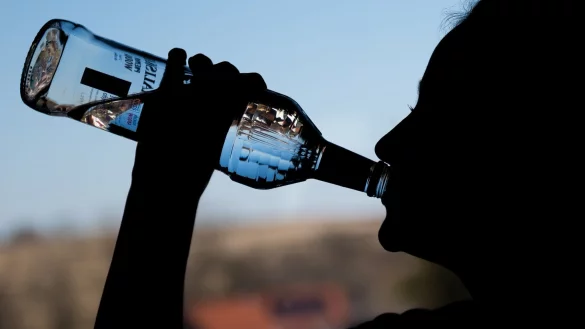 Wenn schon die Jüngsten sich derartig mit Alkohol «abschießen», dass sie in der Klinik landen, besteht Grund zur Sorge. (Symbolbild) - © Silas Stein/dpa