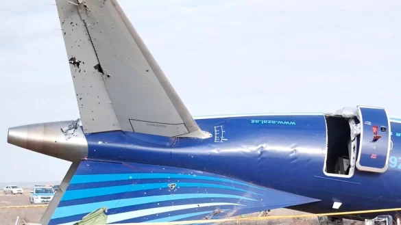 Das Wrack der abgestürzten Maschine gibt Rätsel auf. - © Uncredited/The Administration of Mangystau Region/AP/dpa