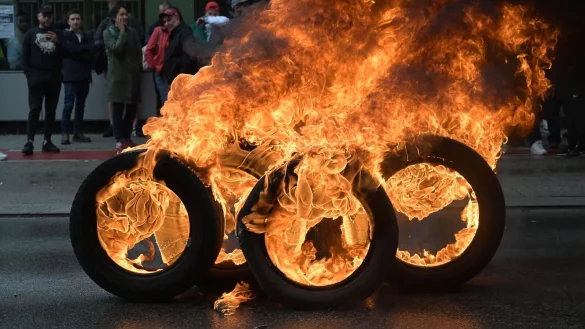 Gegen die mögliche Schließung des Werks protestierten Audi-Mitarbeiter Anfang September mit brennenden Reifen. - © Jonas Roosens/Belga/dpa