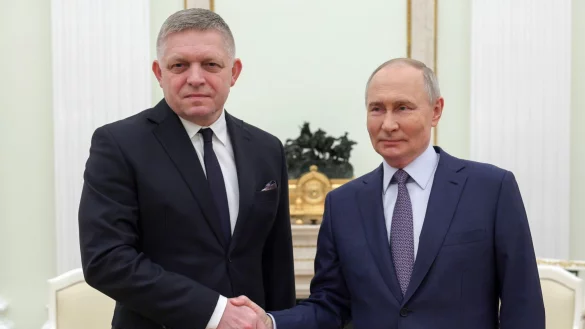 Der ukrainische Präsident Wolodymyr Selenskyj hat schwere Vorwürfe gegen den slowakischen Premier Robert Fico nach dessen Besuch bei Kremlchef Wladimir Putin - © Gavriil Grigorov/Sputnik/Kremlin Pool/AP/dpa