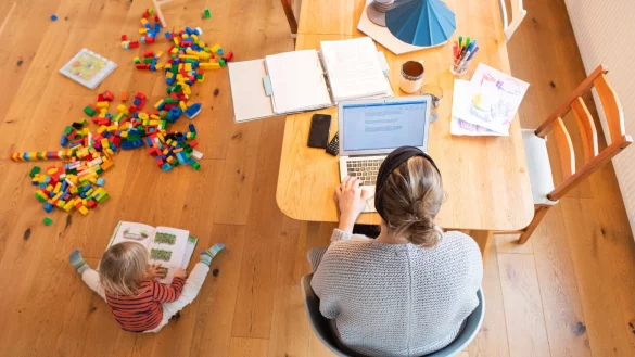 Homeoffice mit Kind - © Julian Stratenschulte/dpa/dpa-tmn