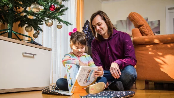 Zu viele Geschenke sind besonders für kleinere Kinder eine extreme Reizüberflutung und können sie überfordern. - © Christin Klose/dpa-tmn