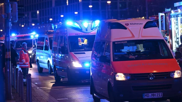 Auto f&auml;hrt in Menschenmenge auf Magdeburger Weihnachtsmarkt - &copy; Heiko Rebsch/dpa