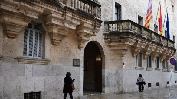 Der Deutsche soll drei Gerichtstermine nicht wahrgenommen haben - jetzt baut die Justiz auf den Haftbefehl. - © Clara Margais/dpa