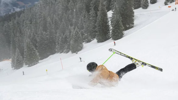 Gest&uuml;rzt und verletzt? F&uuml;r solche F&auml;lle sollten Skifahrer wissen, wie sie am Berg Hilfe verst&auml;ndigen k&ouml;nnen. - &copy; Benjamin Nolte/dpa-tmn