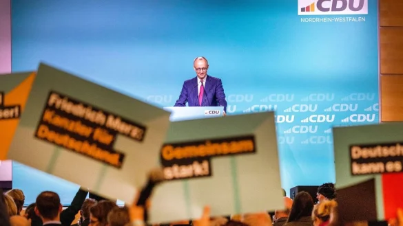 Für sein Mandat im nächsten Bundestag hat Unionskanzlerkandidat Friedrich Merz nun einen sicheren Platz auf der Liste der CDU Nordrhein-Westfalen. - © Thomas Banneyer/dpa