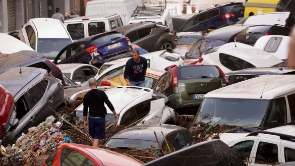 Eine RTVE-Reporterin sprach auf einer &uuml;berschwemmten Stra&szlig;e, in der zerst&ouml;rte Fahrzeuge teils &uuml;bereinander gestapelt lagen, von &laquo;kriegs&auml;hnlichen Szenen&raquo;. - &copy; Alberto Saiz/AP
