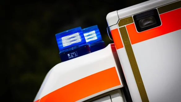 Helfer konnten einen 70-Jährigen in einem Seniorenheim nicht retten. (Symbolbild) - © Moritz Frankenberg/dpa