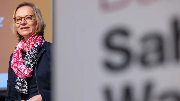 Thüringens BSW-Chefin Katja Wolf betonte bei einer Mitgliederversammlung in Ilmenau ihre inhaltliche Nähe zur Parteigründerin Sahra Wagenknecht. - © Michael Reichel/dpa