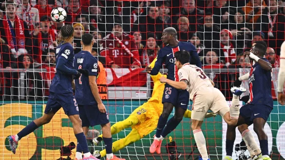 Bayern-Verteidiger Minjae Kim (r) k&ouml;pft sein erstes Champions-League-Tor. - &copy; Tom Weller/dpa