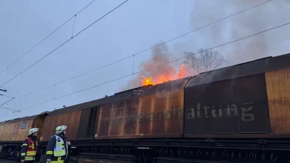 Flammen lodern auf einem Bauzug bei Porta Westfalica. Das sorgt für Umleitungen und Behinderungen im Bahnverkehr. - © Dominik Duensing/Feuerwehr Porta/dpa