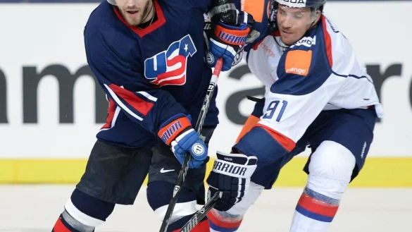 Nick Bailen (l) verl&auml;sst die K&ouml;lner Haie. - &copy; picture alliance / dpa