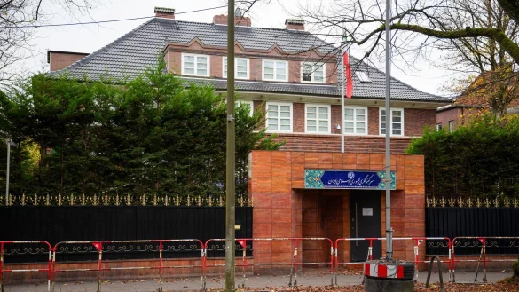 Drei Wochen nach der vom Iran bekanntgegebenen Hinrichtung des Deutsch-Iraners Sharmahd hat die Bundesregierung die angek&uuml;ndigten Konsequenzen vollzogen. Die Botschaft in Berlin bleibt ge&ouml;ffnet. (Archivbild) - &copy; Gregor Fischer/dpa