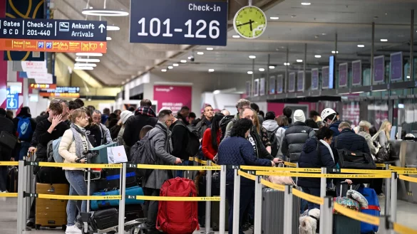 Am ersten Tag der Weihnachtferien gab es an den Flughäfen keine besonders großen Wartezeiten. - © Roberto Pfeil/dpa