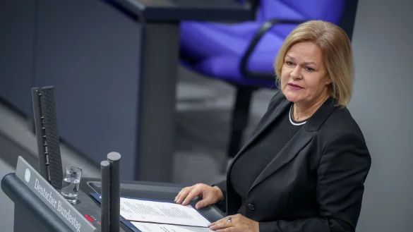Bundesinnenministerin Nancy Faeser (SPD) verweist in ihrer Rede auf das Scheitern der Demokratie in der Weimarer Republik. - © Kay Nietfeld/dpa