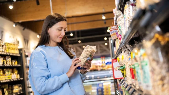 Ein Marktcheck der Verbraucherzentralen zeigt: Bio-Eigenmarken von Supermärkten und Discountern sind oft günstiger als Markenprodukte. - © Benjamin Nolte/dpa-tmn