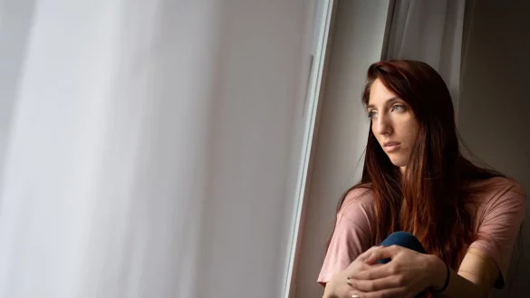 Tr&uuml;be Aussichten wegen Weltschmerz? Da hilft ein Blick auf das, was in unserer Kontrolle liegt. Oder wie Leonard Cohen schrieb: Durch die Risse kommt das Licht herein. - &copy; Franziska Gabbert/dpa-tmn