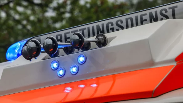 Ein 38 Jahre alter Autofahrer ger&auml;t im Autobahnkreuz Dortmund/Witten von der Fahrbahn ab und stirbt. Sein Beifahrer wird schwer verletzt. (Symbolbild) - &copy; Oliver Berg/dpa