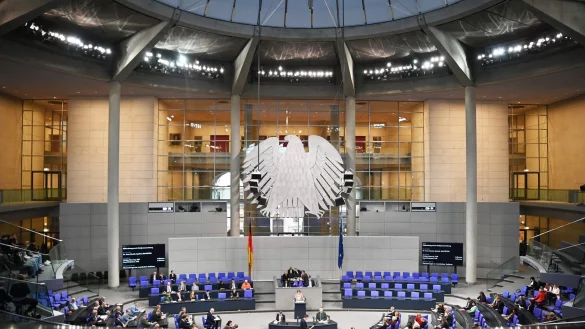 Auch wenn die Regierung geplatzt ist: Der Bundestag kann bis zur Neuwahl noch Gesetze beschließen. (Archivbild) - © Anna Ross/dpa