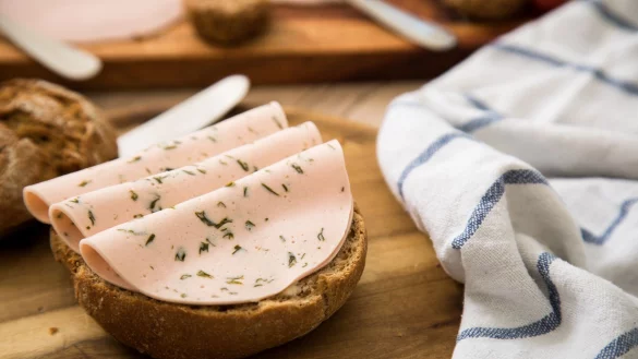 Fast 150 vegetarische und vegane Fleischersatzprodukte hat die Stiftung Warentest seit 2016 untersucht. Knapp die Hälfte der Veggies (48 Prozent) bekam ein «Gut». - © Christin Klose/dpa-tmn