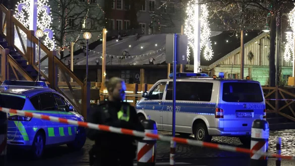 Der Weihnachtsmarkt am Heumarkt in Köln wurde wegen eines herrenlosen Koffers geräumt. - © Sascha Thelen/dpa