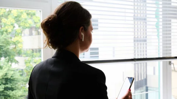 Im Vergleich zu anderen westlichen Industriel&auml;ndern hinkt Deutschland beim Frauenanteil in F&uuml;hrungsetagen weiter hinterher. (Symbolbild) - &copy; Annette Riedl/dpa