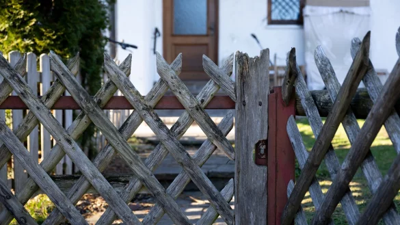 Zwei kleine Kinder werden tot gefunden, die Mutter ist verletzt und steht unter Verdacht (Foto aktuell). - © Sven Hoppe/dpa