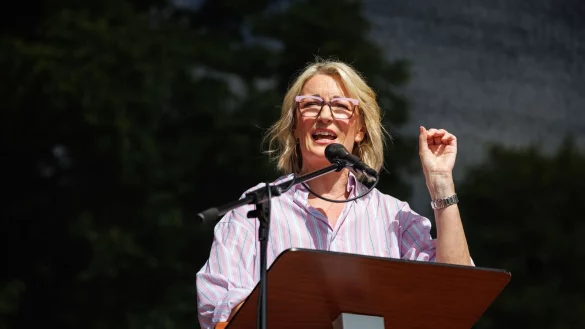 F&uuml;r ihr Buch &laquo;Willkommen im falschen Film&raquo; wurde Monika Gruber heftig kritisiert. Nun erscheint es in einer Neuauflage. - &copy; Matthias Balk/dpa