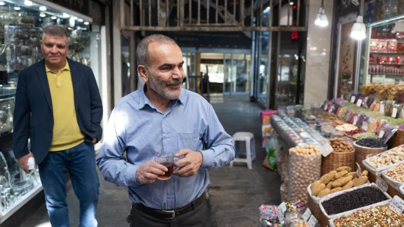Ladenbesitzer Mussawi steht am Morgen nach dem israelischen Luftangriff vor seinem Gesch&auml;ft im Norden der Hauptstadt. - &copy; Arne B&auml;nsch/dpa