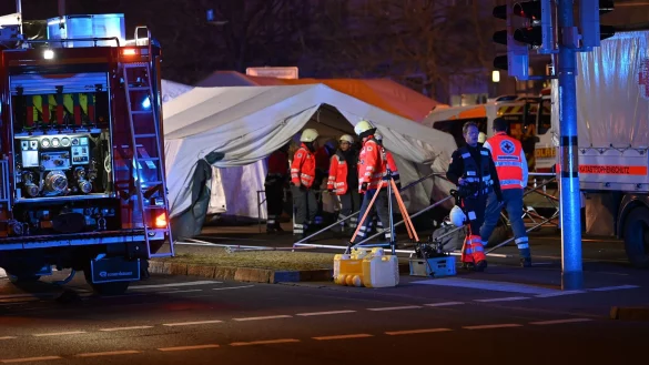 Einsatzkr&auml;fte von Rettungsdiensten sind im Einsatz bei einem Zelt f&uuml;r Verletze beim Weihnachtsmarkt in Magdeburg. - &copy; Heiko Rebsch/dpa