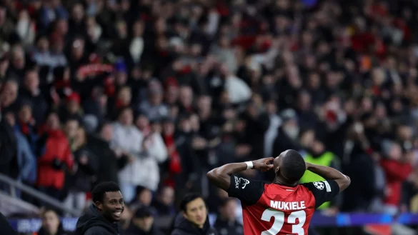 Jubel mit den Bayer-Fans: Nordi Mukiele. - © Rolf Vennenbernd/dpa