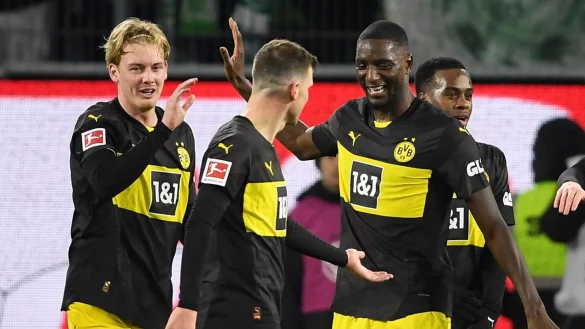 Erfolgreiche Rückkehr: Julian Brandt von Borussia Dortmund (l) gelangen beim 3:1 in Wolfsburg ein Tor und eine Vorlage. - © Swen Pförtner/dpa