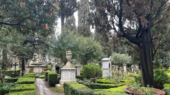 Wegen des Diebstahls von mehr als 350 Bilder verstorbener Frauen auf Friedh&ouml;fen muss ein Italiener ins Gef&auml;ngnis. (Foto: Archiv) - &copy; Christoph Sator/dpa