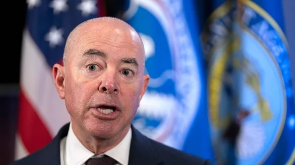 Mayorkas: «Es steht außer Frage, dass die Menschen Drohnen sehen.» (Archivbild) - © Mark Schiefelbein/AP/dpa