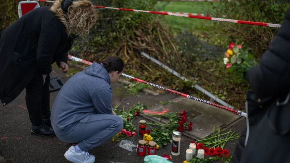 Nach dem Unfall mit drei Toten legen Trauernde Blumen und Kerzen an der Unfallstelle nieder. - &copy; Christoph Schmidt/dpa