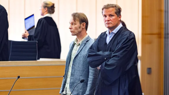 Verteidiger Friedrich F&uuml;lscher (r.) will eine Verurteilung seines Mandanten Christian B. anfechten. (Archivfoto) - &copy; Michael Matthey/dpa Pool/dpa