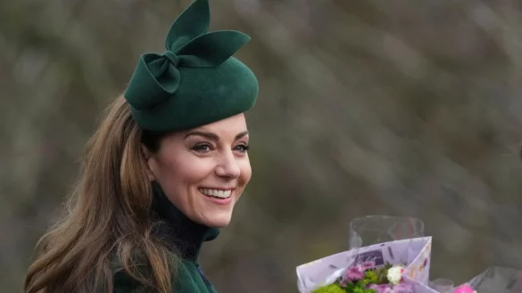 Prinzessin Kate wurde mit Blumen «überhäuft», wie der Sender Sky News kommentierte. - © Jon Super/AP/dpa