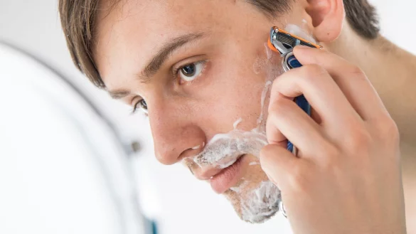 Gr&uuml;ndlich und preiswert? Die Stiftung Warentest hat 16 Systemrasierer und vier klassische Rasierhobel unter die Lupe genommen. - &copy; Christin Klose/dpa-tmn