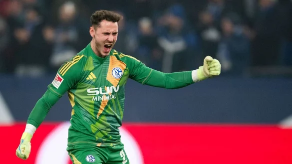 Schalkes Torwart Justin Heekeren feiert den Ausgleich von Moussa Sylla. - © Marius Becker/dpa