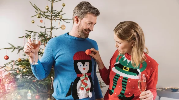 «Ugly Christmas Sweater» werden dann zum Hingucker, wenn der Rest des Outfits eher dezent gehalten ist. - © Mareen Fischinger/Westend61/dpa-tmn