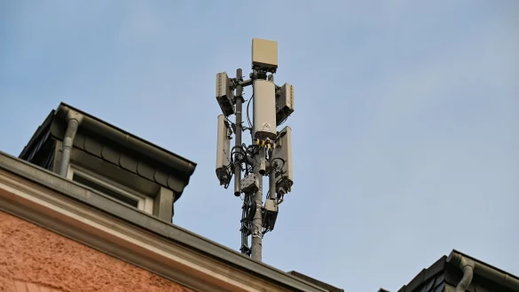 Ein Mobilfunkmast mit 4G/LTE-Antennen (l&auml;nglich) und 5G-Antennen (quadratisch) steht auf einem Dach eines Wohnhauses. - &copy; Wolf von Dewitz/dpa