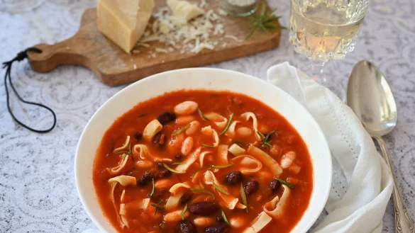 Mediterran deftig und sättigend durch Pancetta, Bohnen und Nudeln, wärmt diese Tomatensuppe an kalten Wintertagen. - © Julia Uehren/loeffelgenuss.de/dpa-tmn