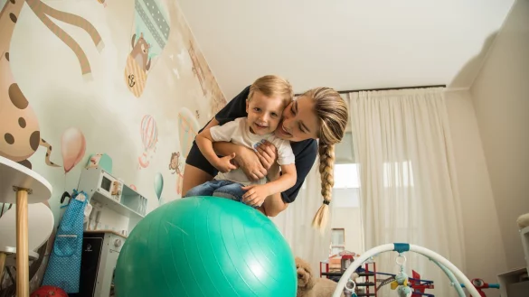 Der Arbeitgeber muss bei seiner Entscheidung über die Verteilung der Arbeitszeit auch die familiären Belange der Arbeitnehmer angemessen berücksichtigen. - © Christin Klose/dpa-tmn