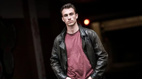 Schauspieler Justus Johanssen ist nach der Zusage f&uuml;r die Hauptrolle im Polizeifilm &laquo;Allein zwischen den Fronten&raquo; sofort ins Fitness-Studio gegangen. - &copy; Christian Charisius/dpa