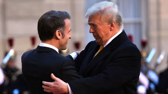 Macron bemüht sich noch vor Trumps Vereidigung als Präsident darum, sich mit dem Republikaner gut zu stellen. - © Aurelien Morissard/AP