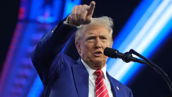 Trump lässt sich von Kritik an gesellschaftlicher Stigmatisierung nicht beeindrucken. - © Rick Scuteri/FR157181/AP/dpa