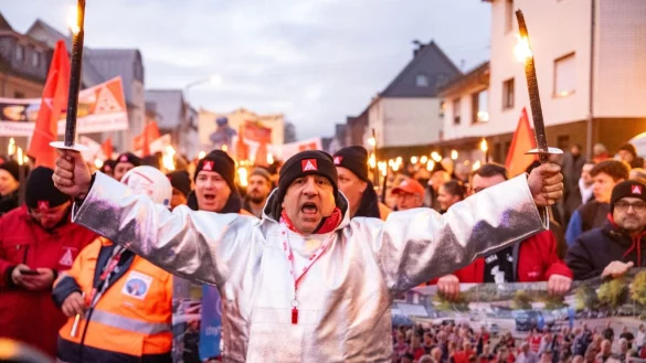 Beschäftigte von Thyssenkrupp Steel haben gegen die geplante Schließung des Standorts Kreuztal-Eichen demonstriert. Zu einer Kundgebung kamen laut Polizei rund 2000 Menschen. - © Benjamin Westhoff/dpa