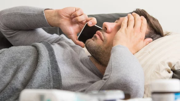 Erst beim Arzt und dann noch beim Chef anrufen: F&uuml;r manche Menschen bedeutet das Stress pur. - &copy; Christin Klose/dpa-tmn