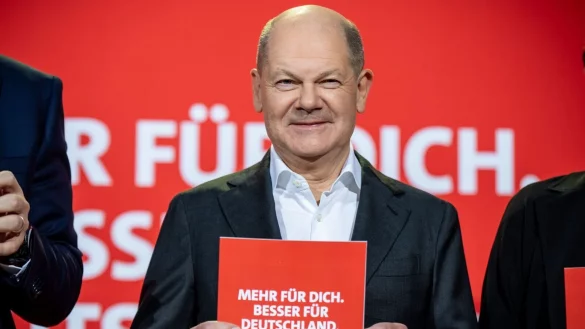 «Mehr für dich»: Der Slogan der SPD zur Wahl. Die Partei um Olaf Scholz setzt auf gute Löhne und soziale Sicherheit. - © Michael Kappeler/dpa